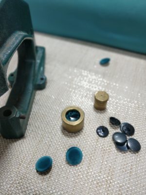 Création de boutons sur mesure en velours bleu Pierre Frey